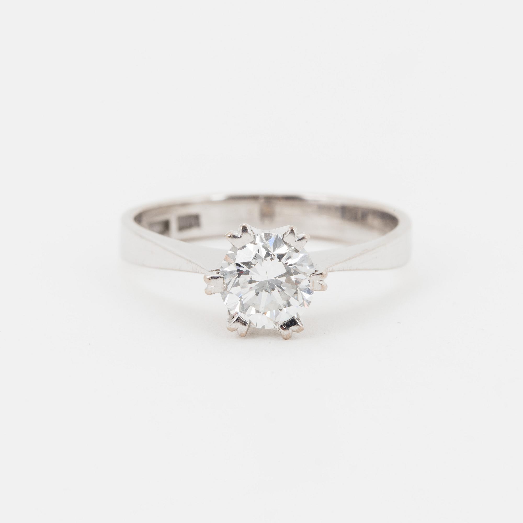 Ring 18K white gold set with a round brilliant-cut diamond 1.01 ct.