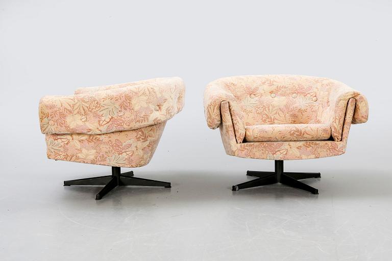 A pair of 1960/70s swivel chairs.