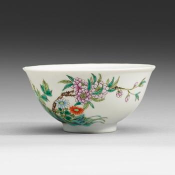 342. A famille rose bowl, Guangxu mark, early 20th century.