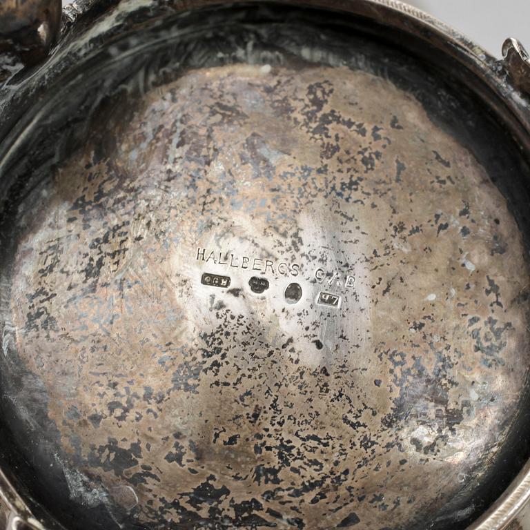 KAFFEKANNA och SOCKERSKRIN, silver, CG Hallberg, resp Gustaf Möllenborg, Stockholm 1910 resp 1892. Total vikt ca 588 g.