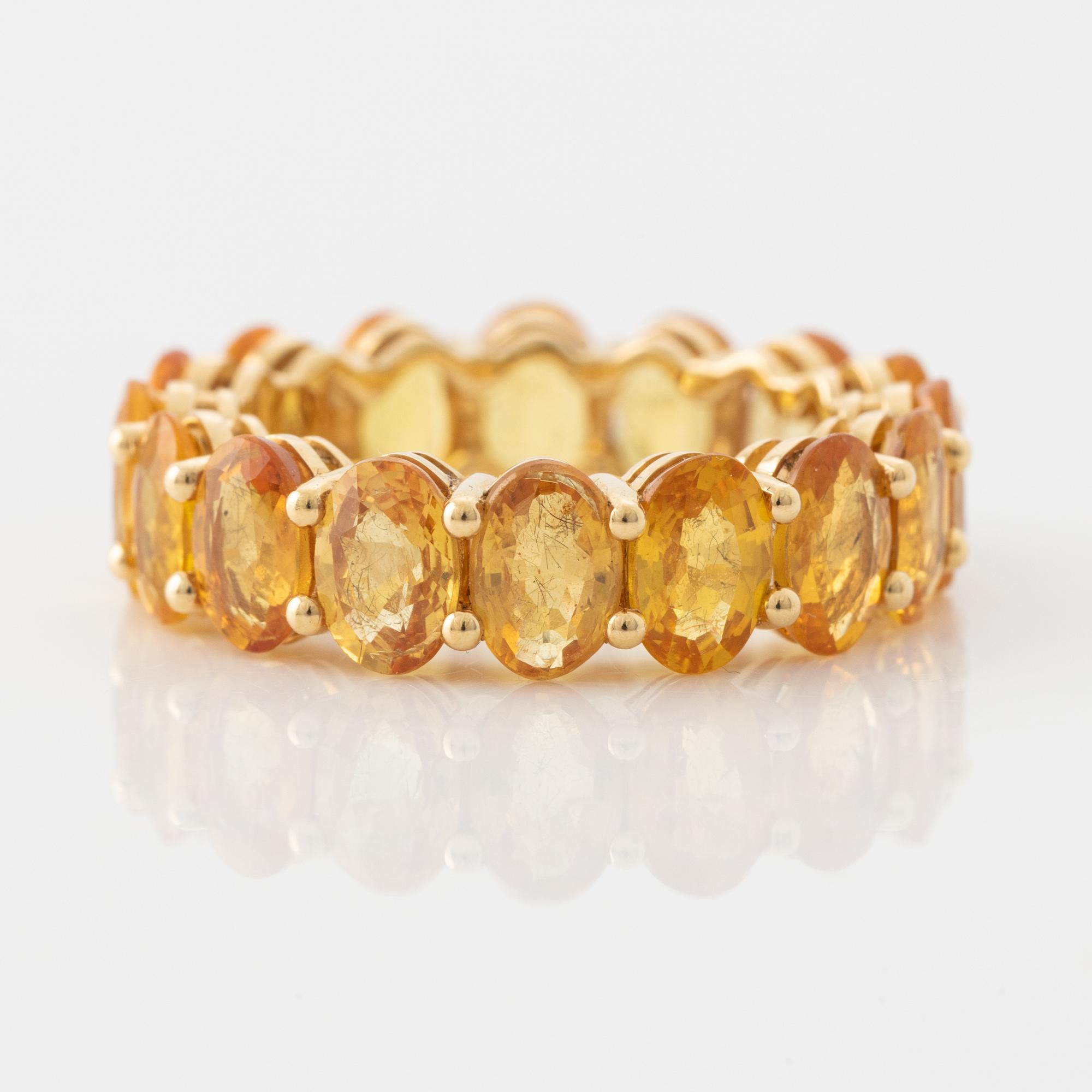 Ring med ovala gula safirer.