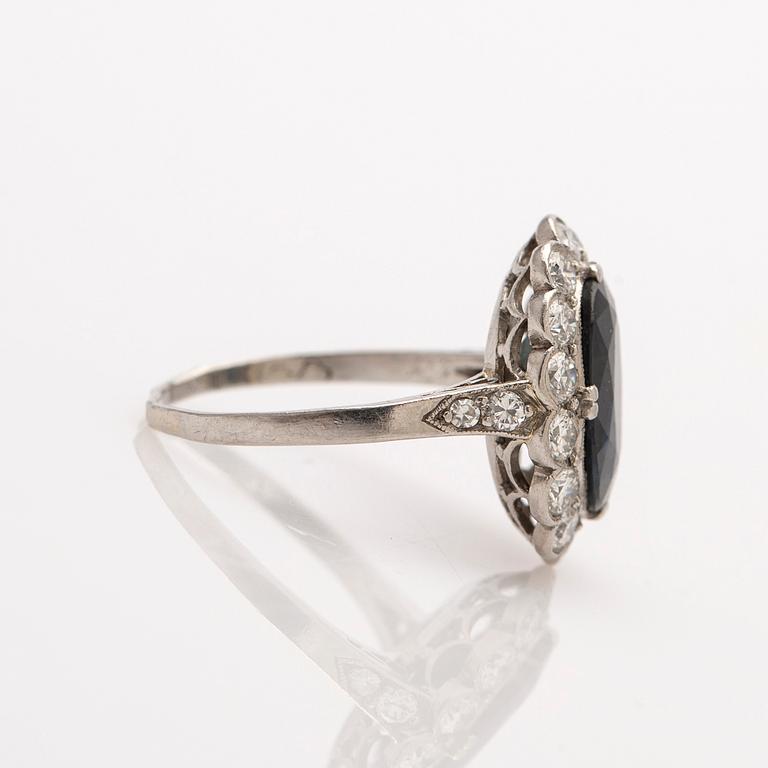 Ring, 18k vitguld, safir, diamanter.