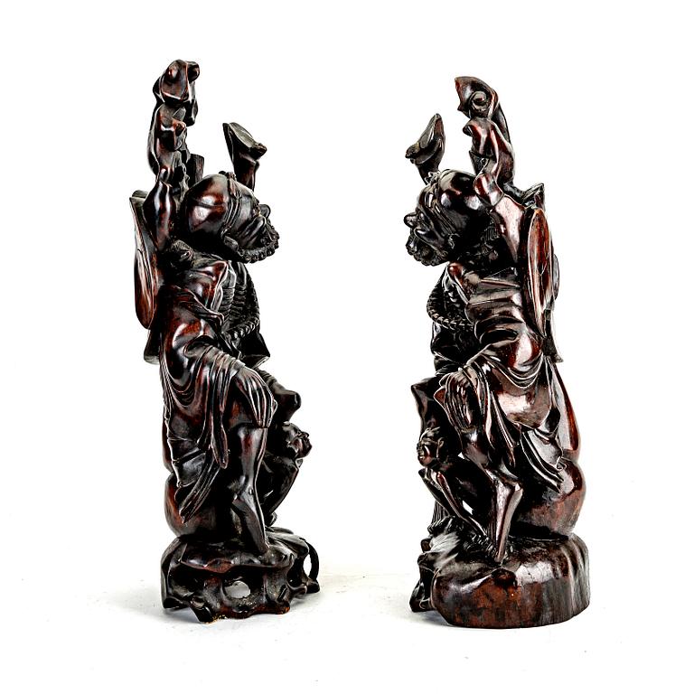 Skulpturer, ett par, trä. Japan, tidigt 1900-tal.