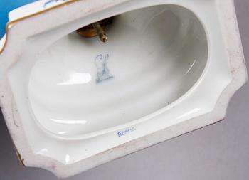 LOCKURNA, porslin, Louis XVI-stil, Dresden, 1900-talets första hälft.