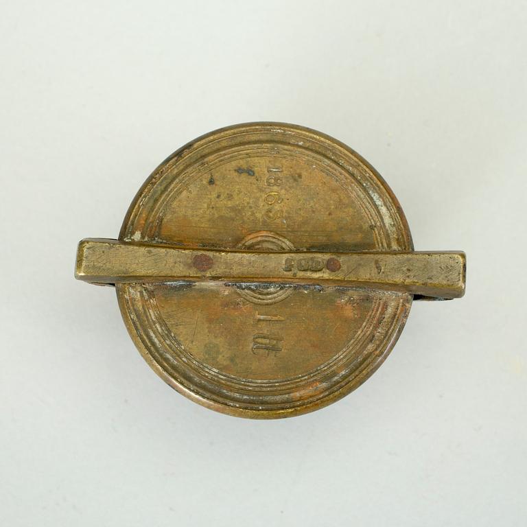 VIKTSATSER, 2 stycken, mässing, en 1700-tal med dubbelslagen datering samt en daterad 1863.