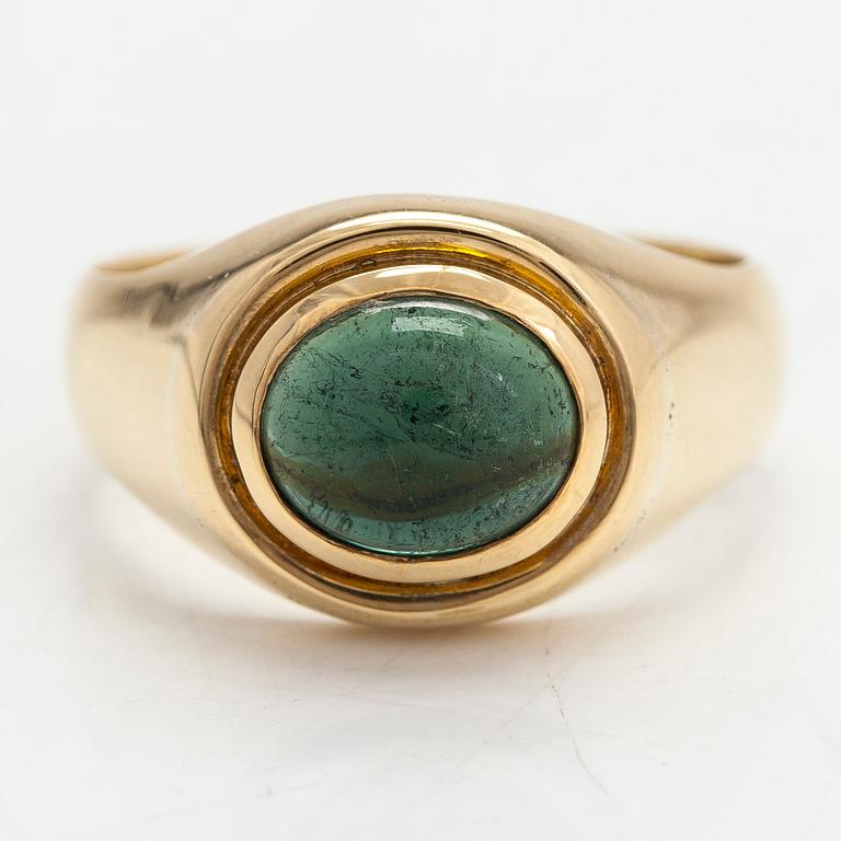 Ring, ca 17K guld och en oval cabochonslipad turmalin.
