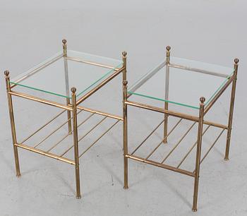 SÄNGBORD ETT PAR, mässing och glas, 1900-talets senare del.