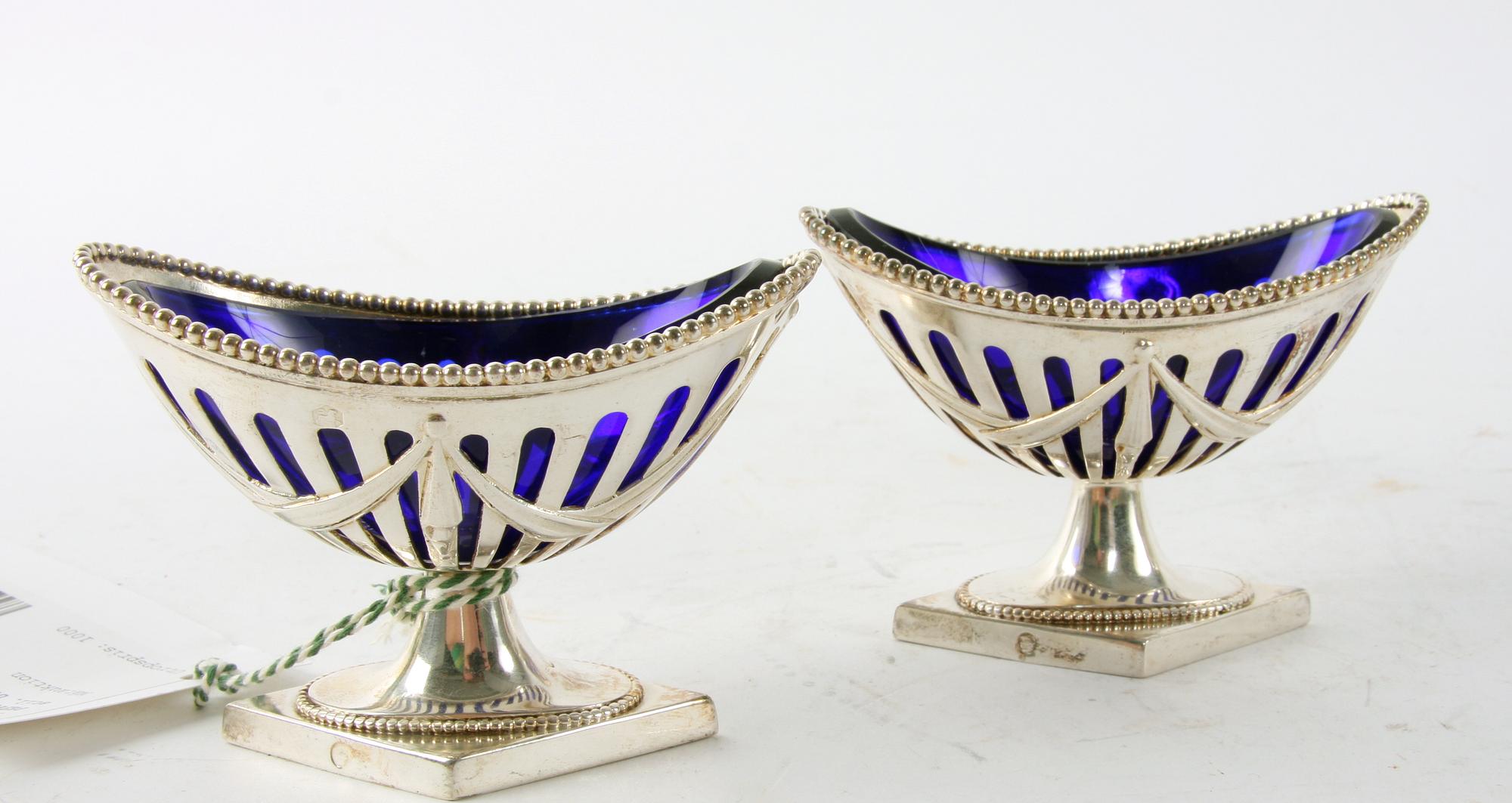 SALTKAR, SENAPSKANNA OCH PEPPARSTRÖARE, 4 delar. Gustaviansk stil. Utländska stämplar.