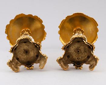 TAZZOR, 2 st, förgylld brons och marmor, omkring år 1900.