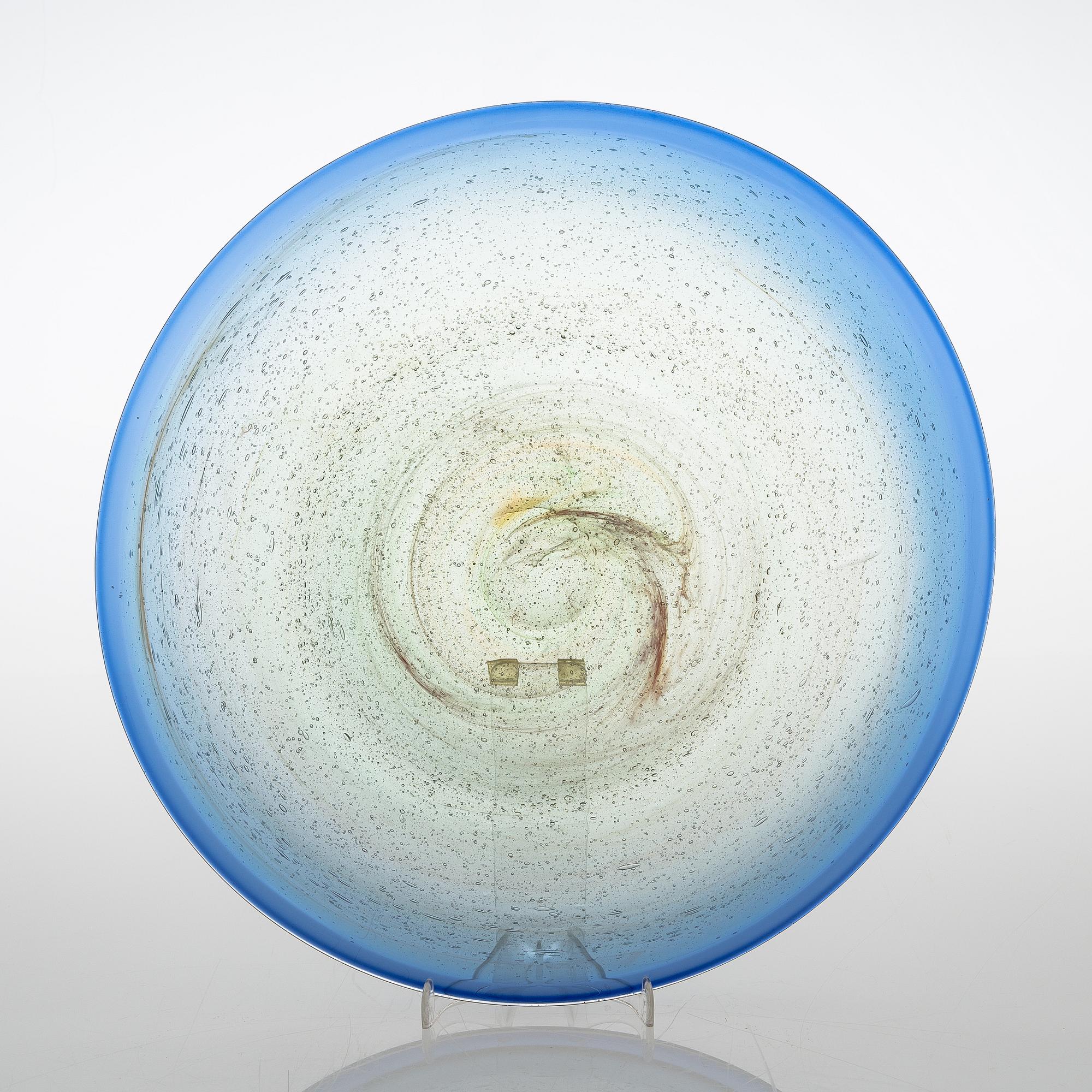 Oiva Toikka, a glass dish signed Oiva Toikka Nuutajärvi Notsjö.