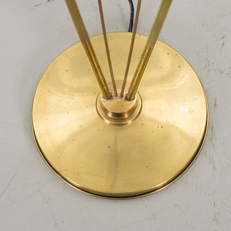 A TWO LIGHT BRASS FLOOR LAMP. SECOND HALF OF 20TH CENTURY.