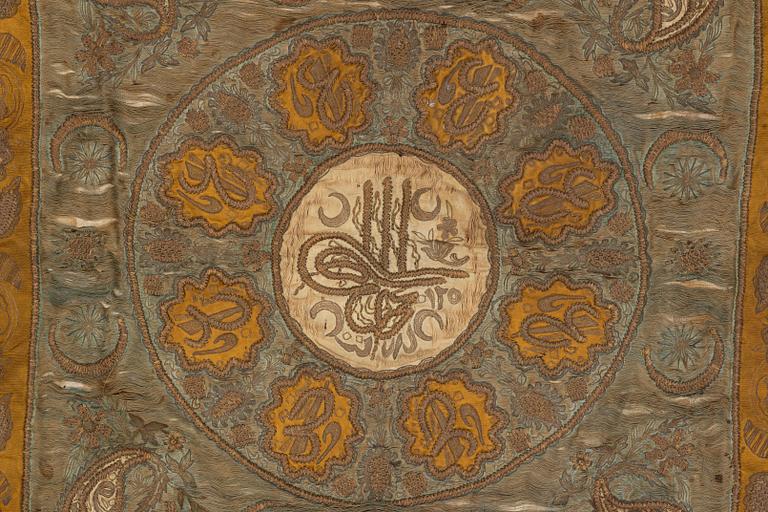 Broderi,  siden och metall, Osmanska riket, 1800-talets ca 120 x 100 cm.