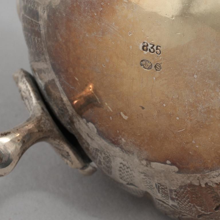 KAFFESERVIS, 3 delar, silver, rokokostil, bär importsämplar, omkring 1900-talets mitt. Vikt 965 g.