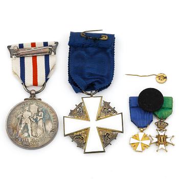 ORDENSBAND samt MINIATYR, Finlands Vita Ros, samt medalj The Kings Medal. Silver och emalj.