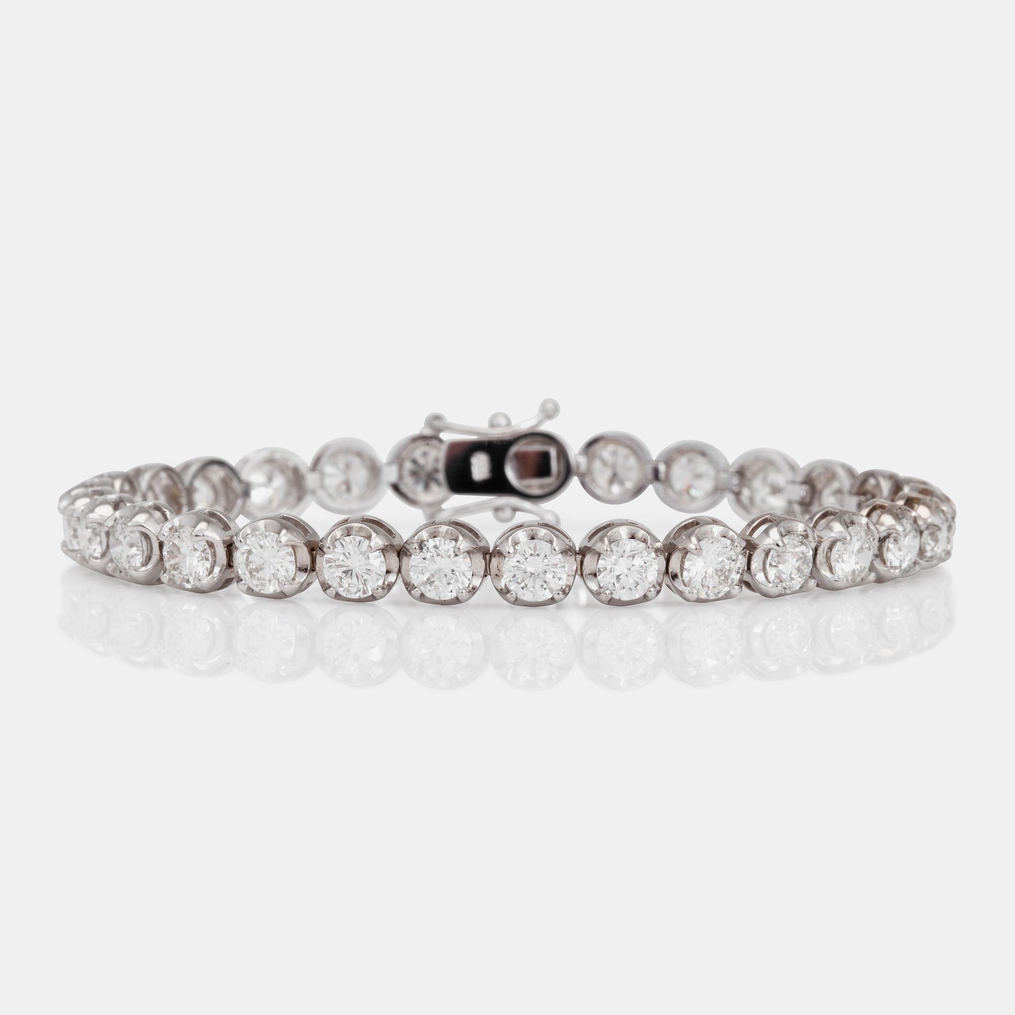 ARMBAND med 29st briljantslipade diamanter totalt ca 9.00ct. Kvalitet D-G/VS. Kvalitet enligt certifikat från GIA.