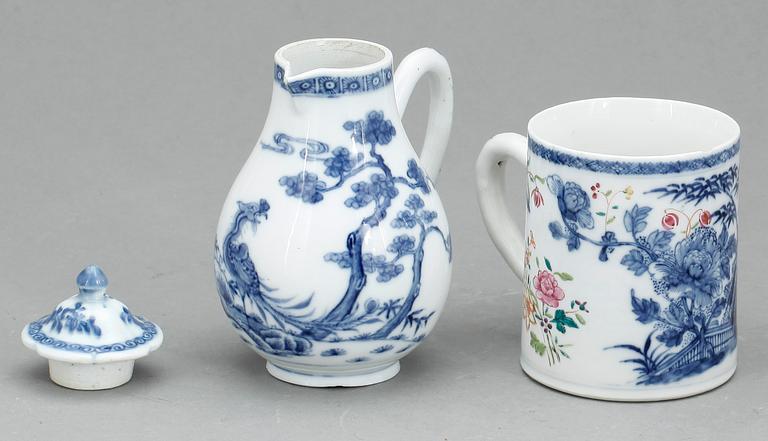 CHOKLADKANNA SAMT MUGG, porslin,  Kina, Qing dynastin. Qianlong (1736-95).