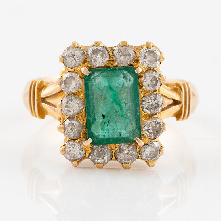 Ring 14K guld med en fasettslipad smaragd och runda briljantslipade diamanter.