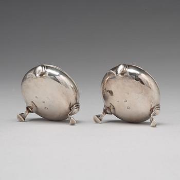 Saltkar, ett par, silver, oidentifierad mästare, London 1764.