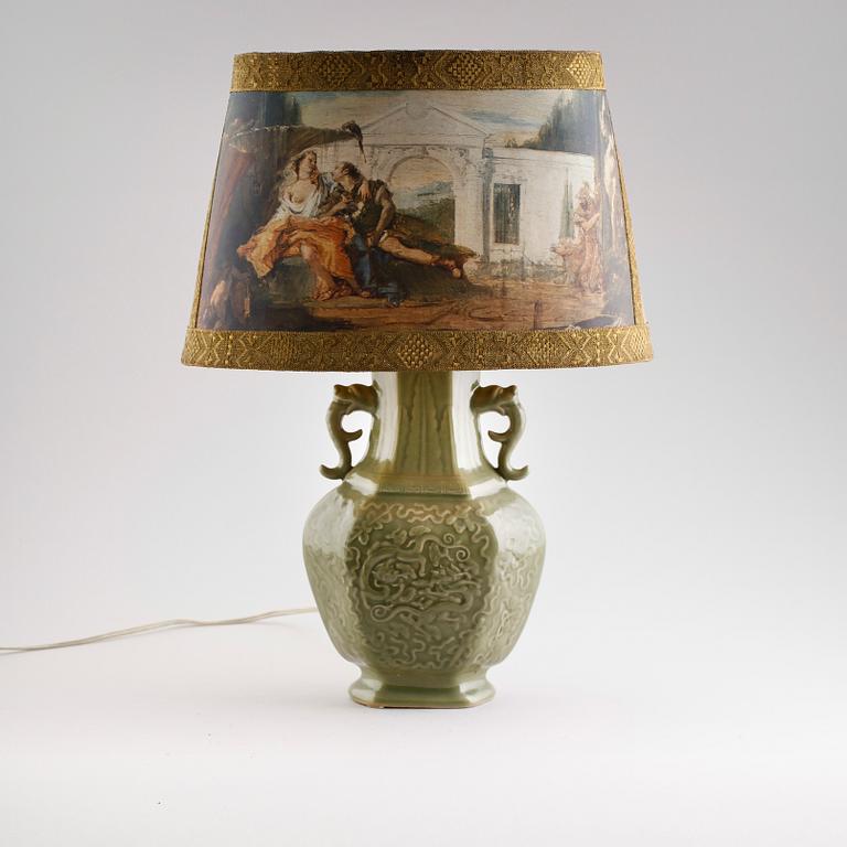 BORDSLAMPA, porslin, Kina, 1900-talets andra hälft.