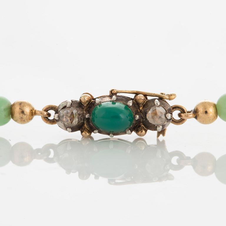 Collier av jadeitkulor diameter ca 4.2 - 9 mm lås 18K guld med krysopras samt två rosenslipade diamanter.