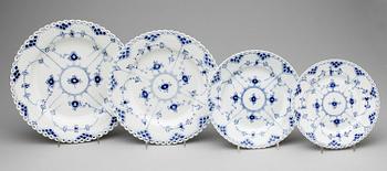 MAT- samt KAFFESERVIS, 69 delar, porslin, "Musselmalet", Royal Copenhagen, 1900-talets mitt.