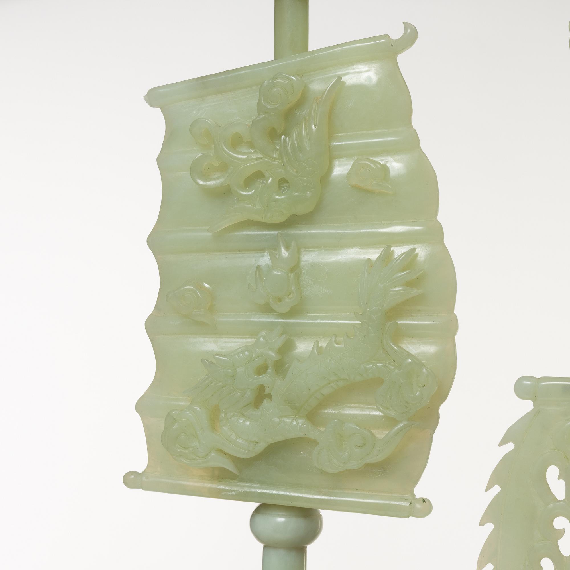 Skulptur, i form av fartyg, grön sten troligen bowenit, Kina, 1900-tal.