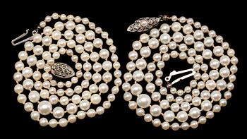 COLLIER, 2 st. Odlade pärlor, med lås i silver. 1900-tal.