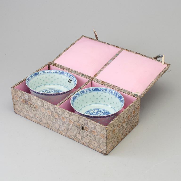 A pair of Chinese blue and white porcelain bowls, early 20th century.