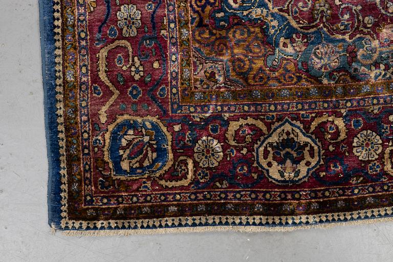 A rug, semi-antique silk Kashan, ca 194 x 127 cm.