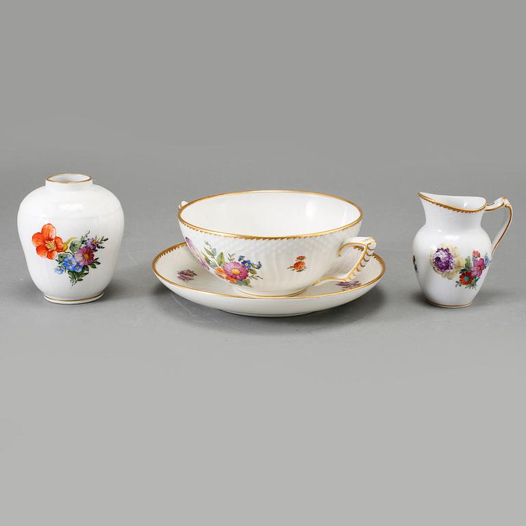 BULJONGKOPPAR, 12 st, VAS samt GRÄDDKANNA, porslin, "Sachsisk blomst", Royal Copenhagen, 1900-tal.