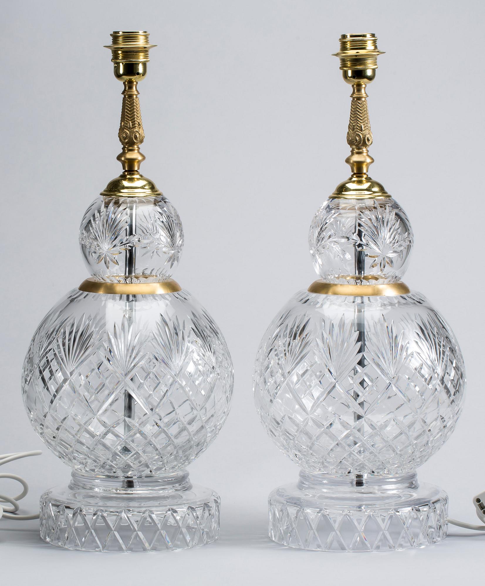 BORDSLAMPOR, ett par, formgivna och signerade av E.Moaven. Modern tillverkning.