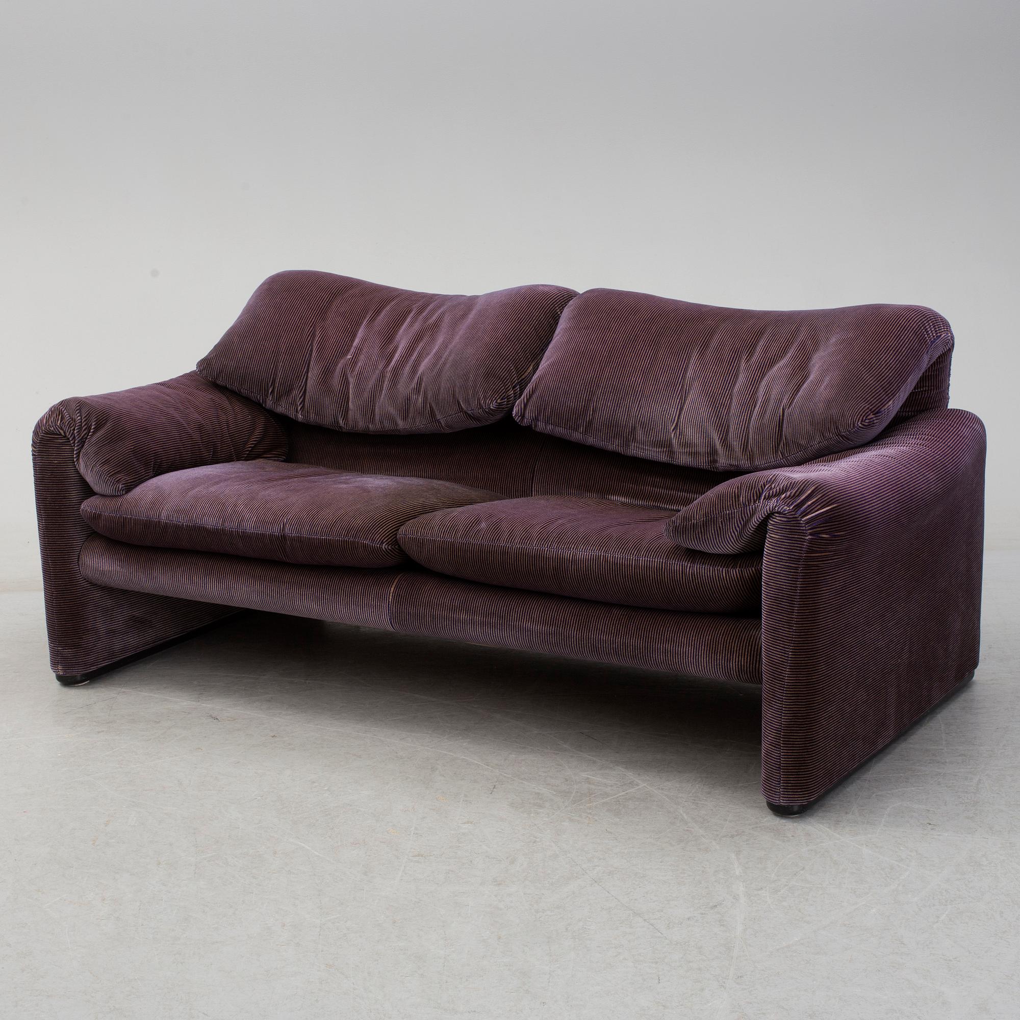 A second half of the 20th century 'Maralunga' sofa my Vico Magistretti for Cassina, Italy. designed 1973.