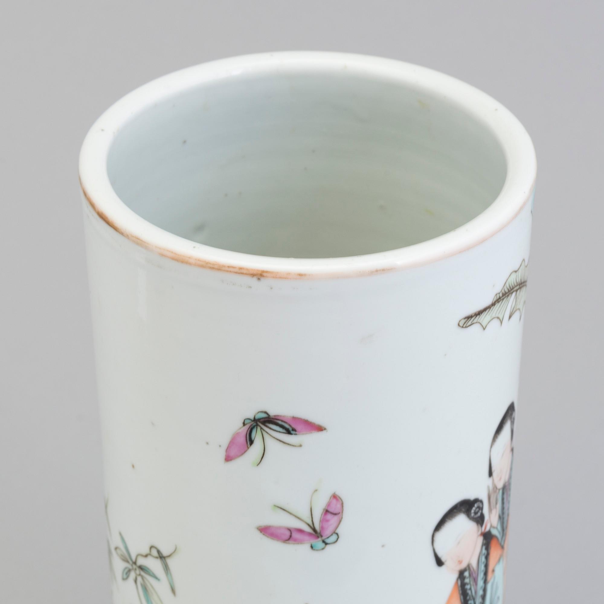 A Chinese porcelain hatstand decorated, first half of 20th century.