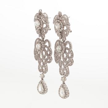 Örhängen, 18K vitguld samt briljant- och rosenslipade diamanter.