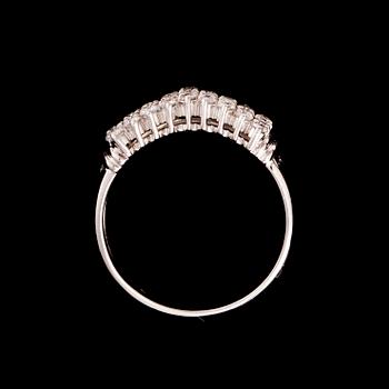 RING, platina (900), briljantslipade diamanter. Vikt ca 5,4 g.