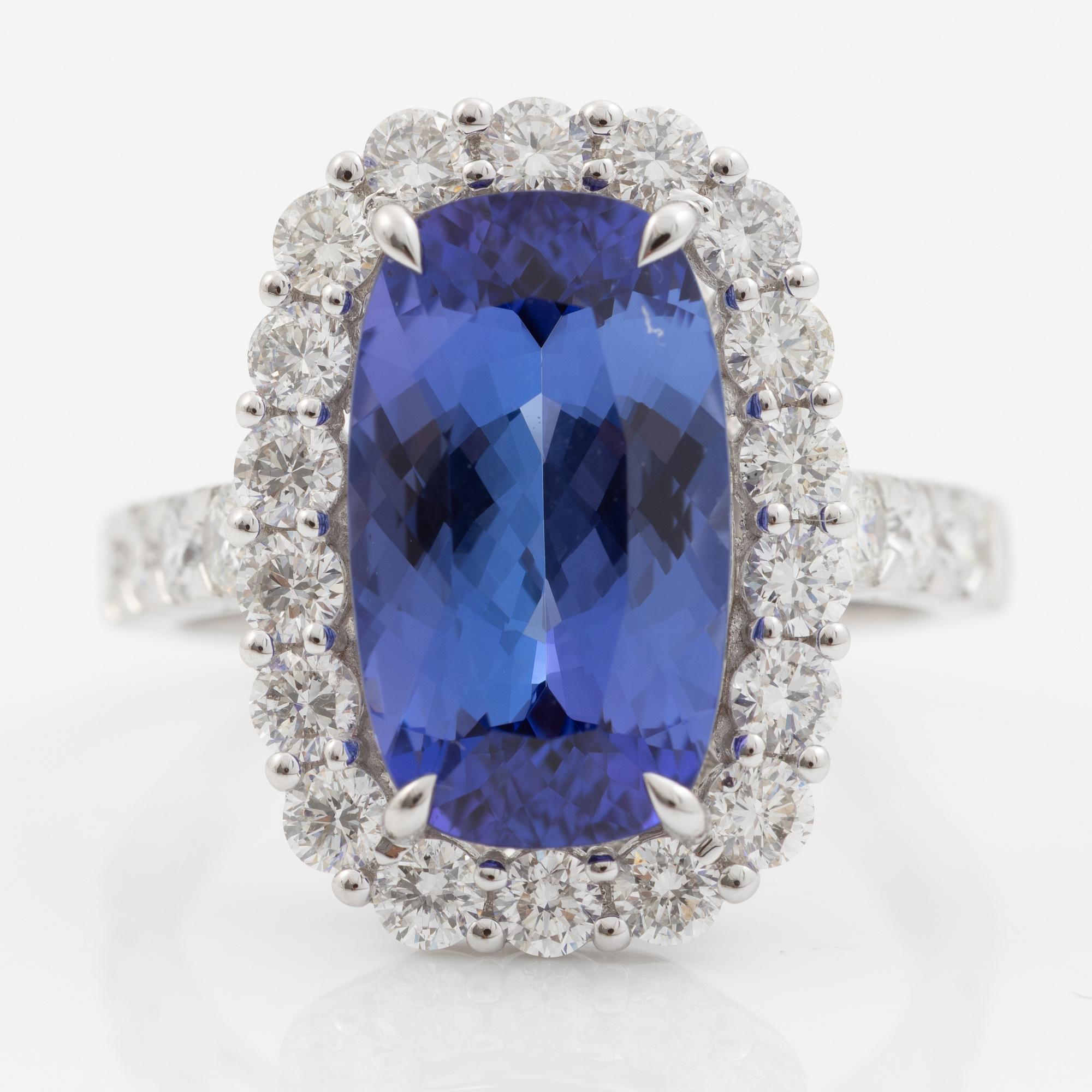 Ring, cocktailring, 18K vitguld med cushionslipad tanzanit och briljantslipade diamanter.