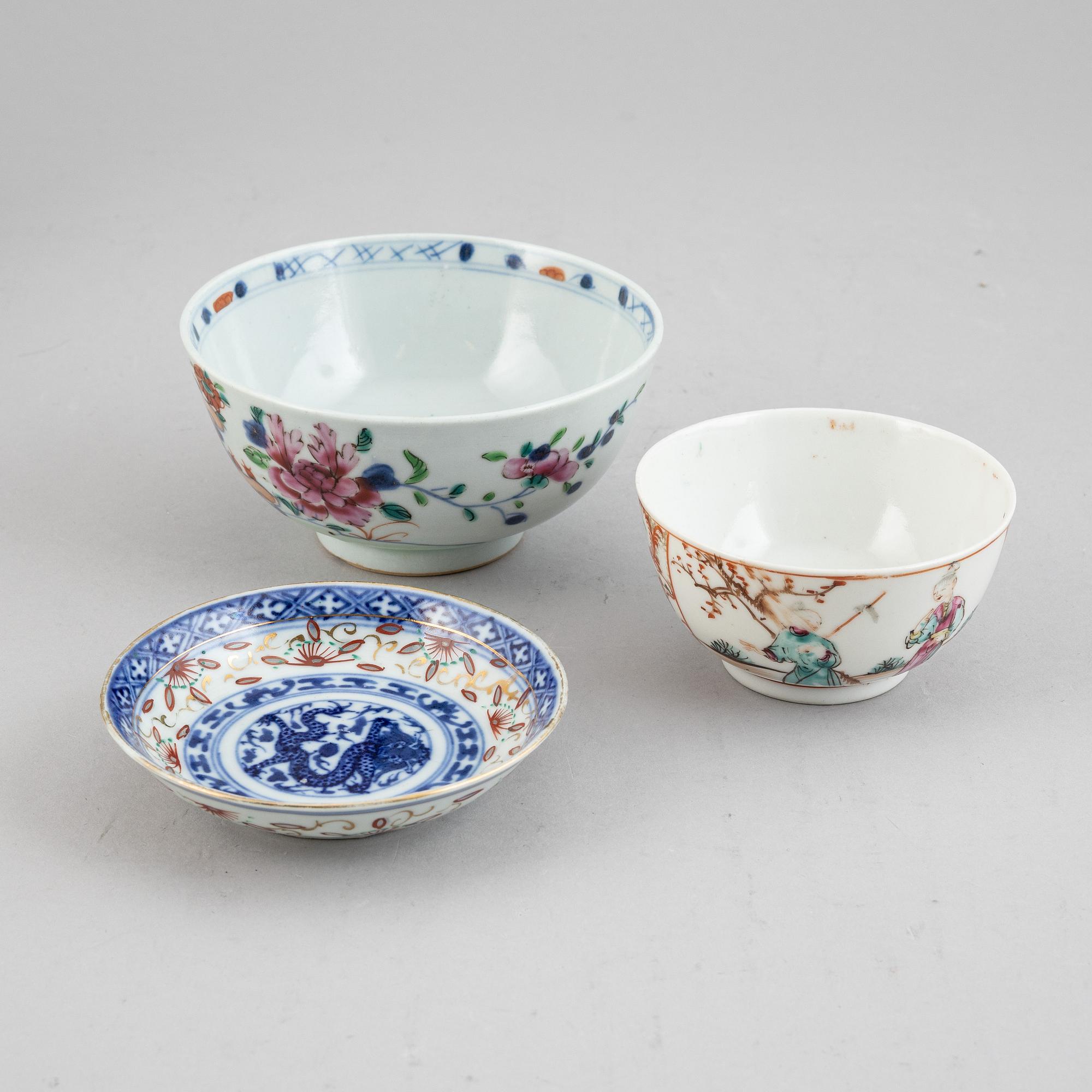 A group of Chinese porcelain, Qing dynasty, Qianlong (1736-1795) and 19th/20th century. (6 pieces).