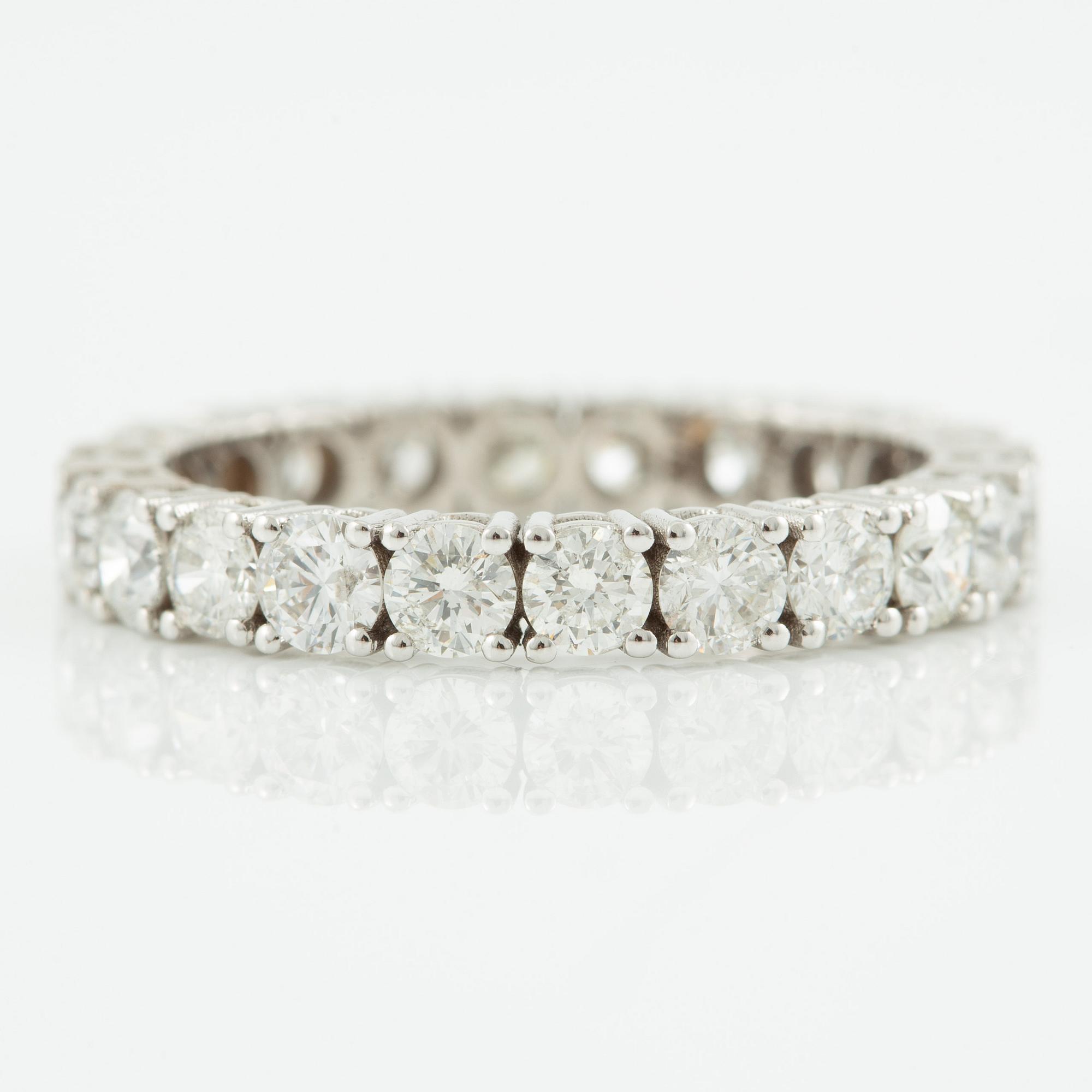 Ring full eternity 18K gold with round brilliant-cut diamonds.