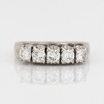 RING, 8K vitguld, med briljantslipade diamanter totalt ca 0,80 ct. Vikt ca 4g.