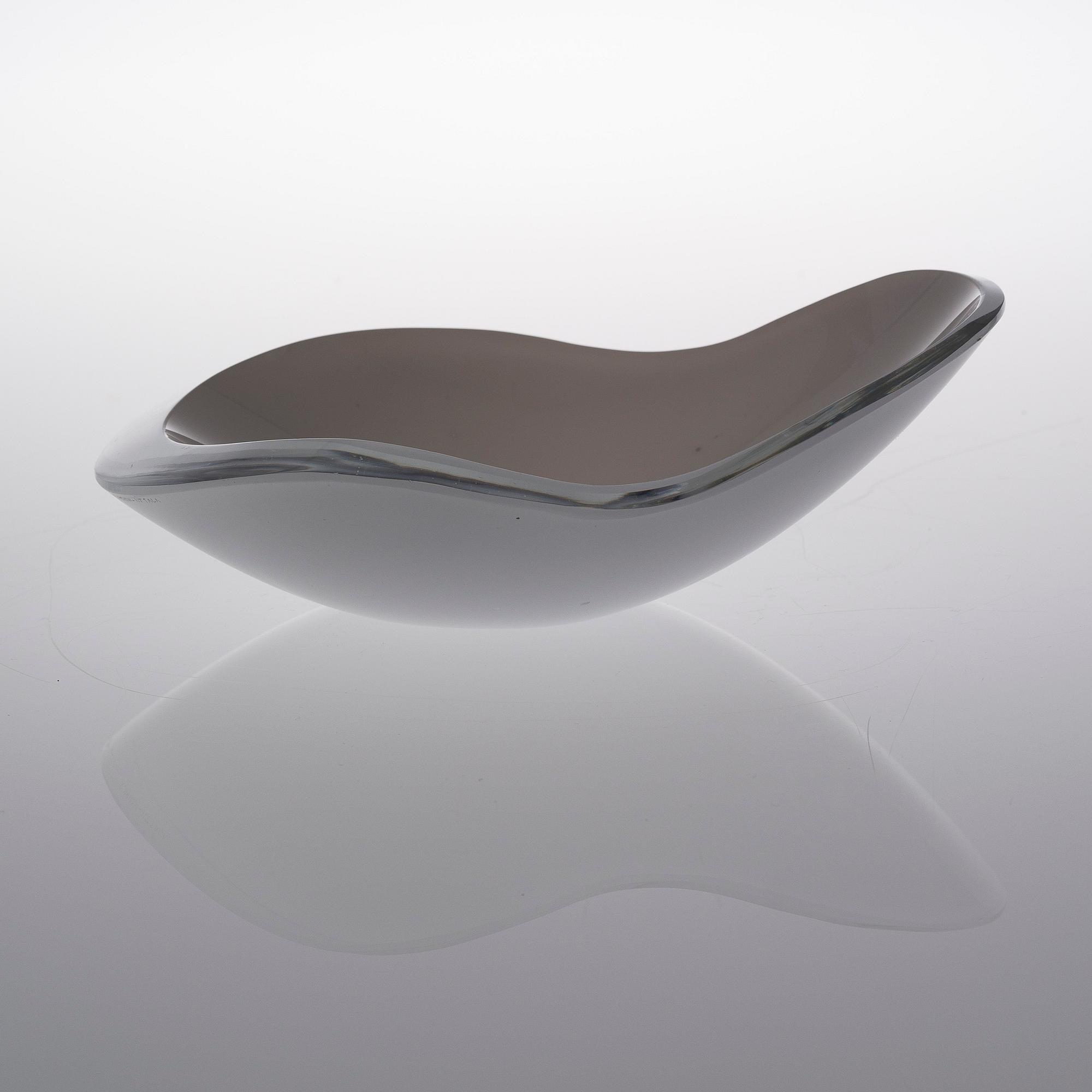 GUNNEL NYMAN, A DISH. Eggshell. Sign. G. Nyman Iittala. Designed in 1947.