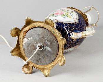 BORDSLAMPA, mässing och porslin, 1800-talets slut.