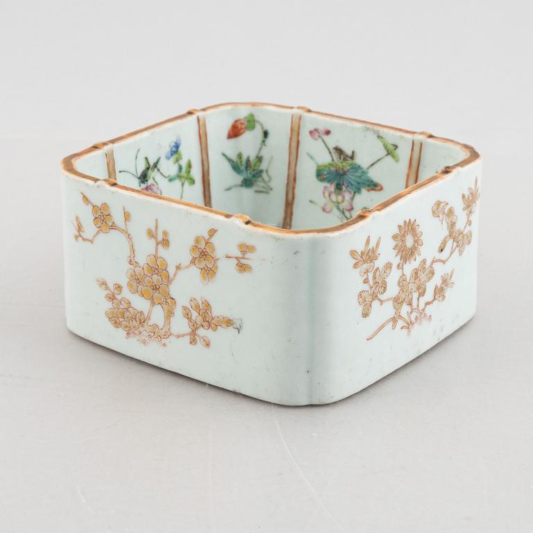 A Chinese porcelain bowl, late Qing dynasty.