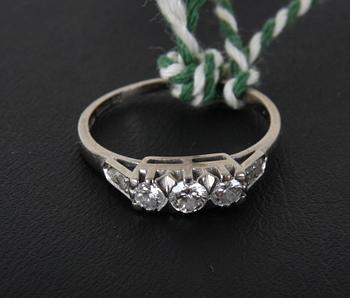 RING, 18K vg med 3 briljanter tot ca 0,30ct.
