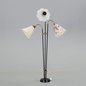 GOLVLAMPA, svartlackerat stål och mässing, 1950-tal.