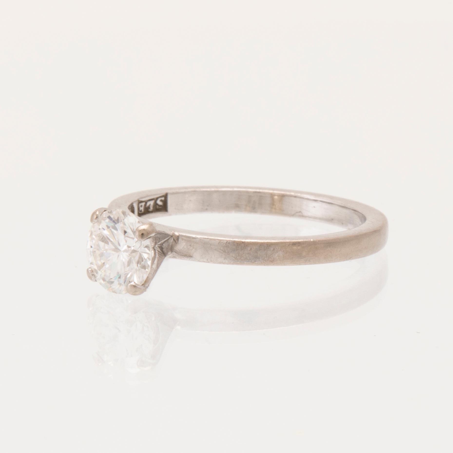 Ring solitär 18K vitguld med en rund briljantslipad diamant, Sten Eklund Stockholm 1979.