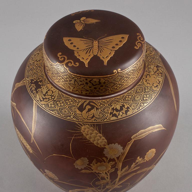 URNA med LOCK, porslin. Japan, 1900-tal, signerad.