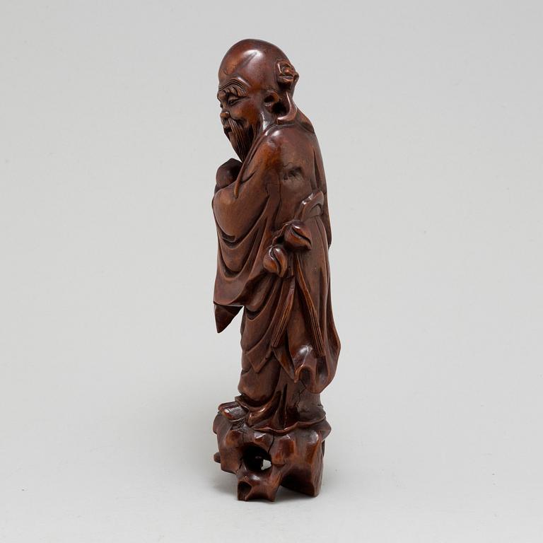 A 20TH CENTURY CHINESE CARVED WOOD FIGURE.