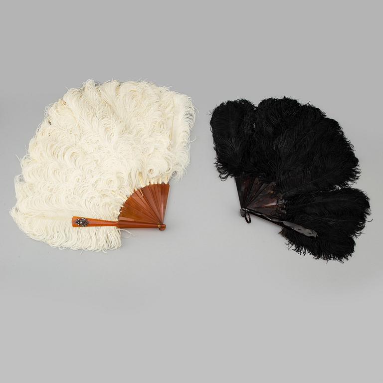 SOLFJÄDRAR, två stycken, struts och sköldpaddsskal. Tidigt 1900-tal.