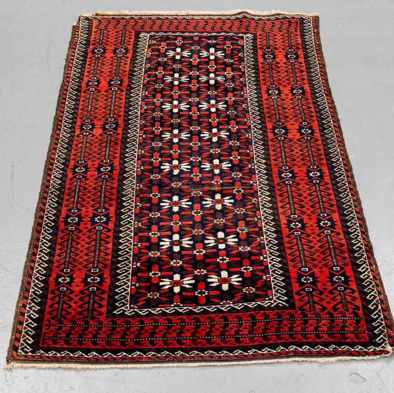 A RUG, semi-antique Baluch, ca 192 x 81 cm.