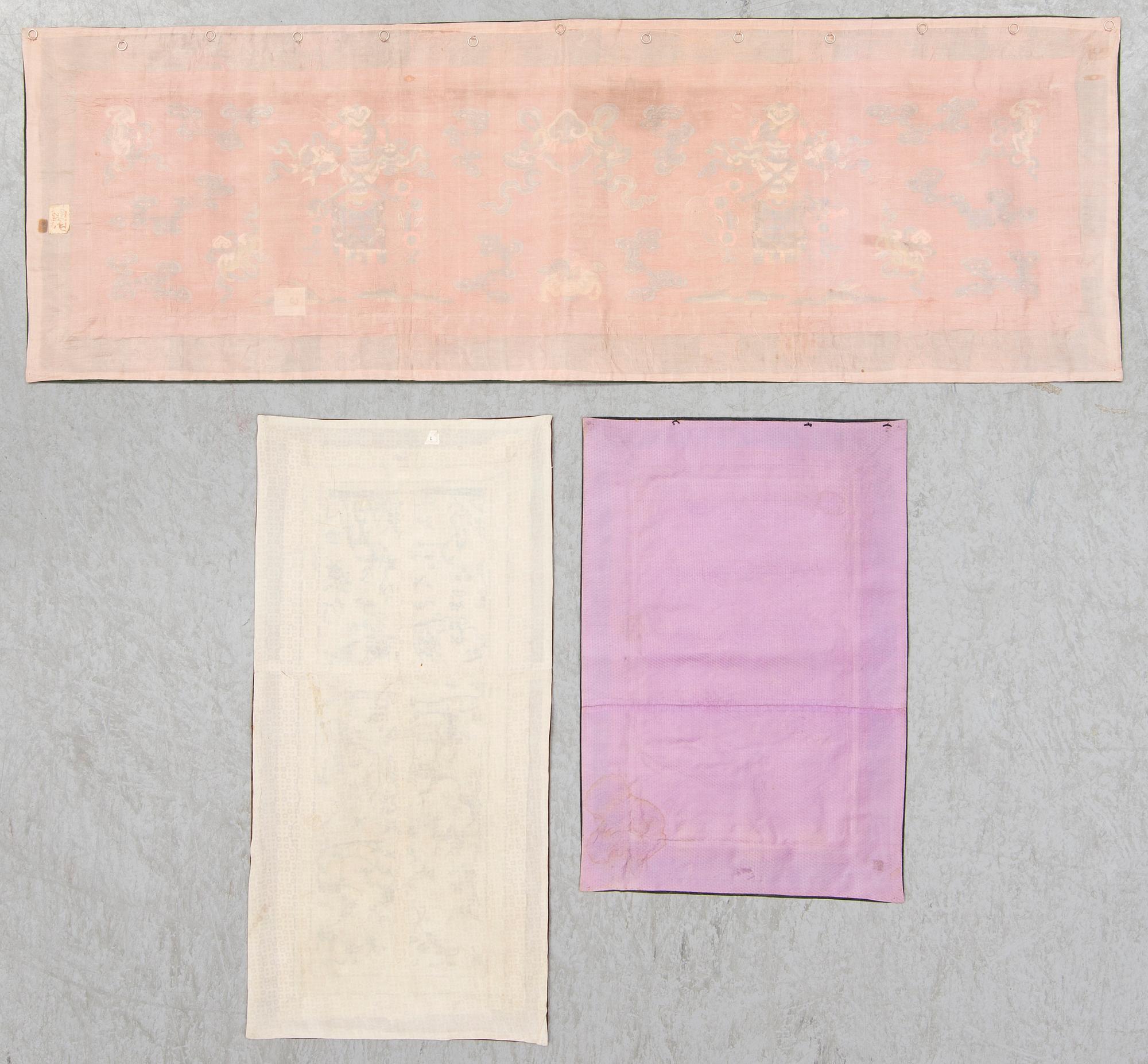 TEXTILIER, tre stycken, broderat siden. Kina, omkring 1900.